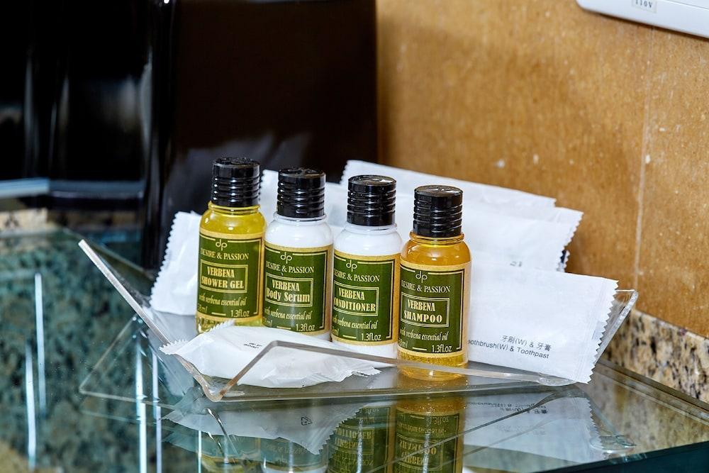 Ambassador Hotel Hsinchu Extérieur photo A selection of toiletries
