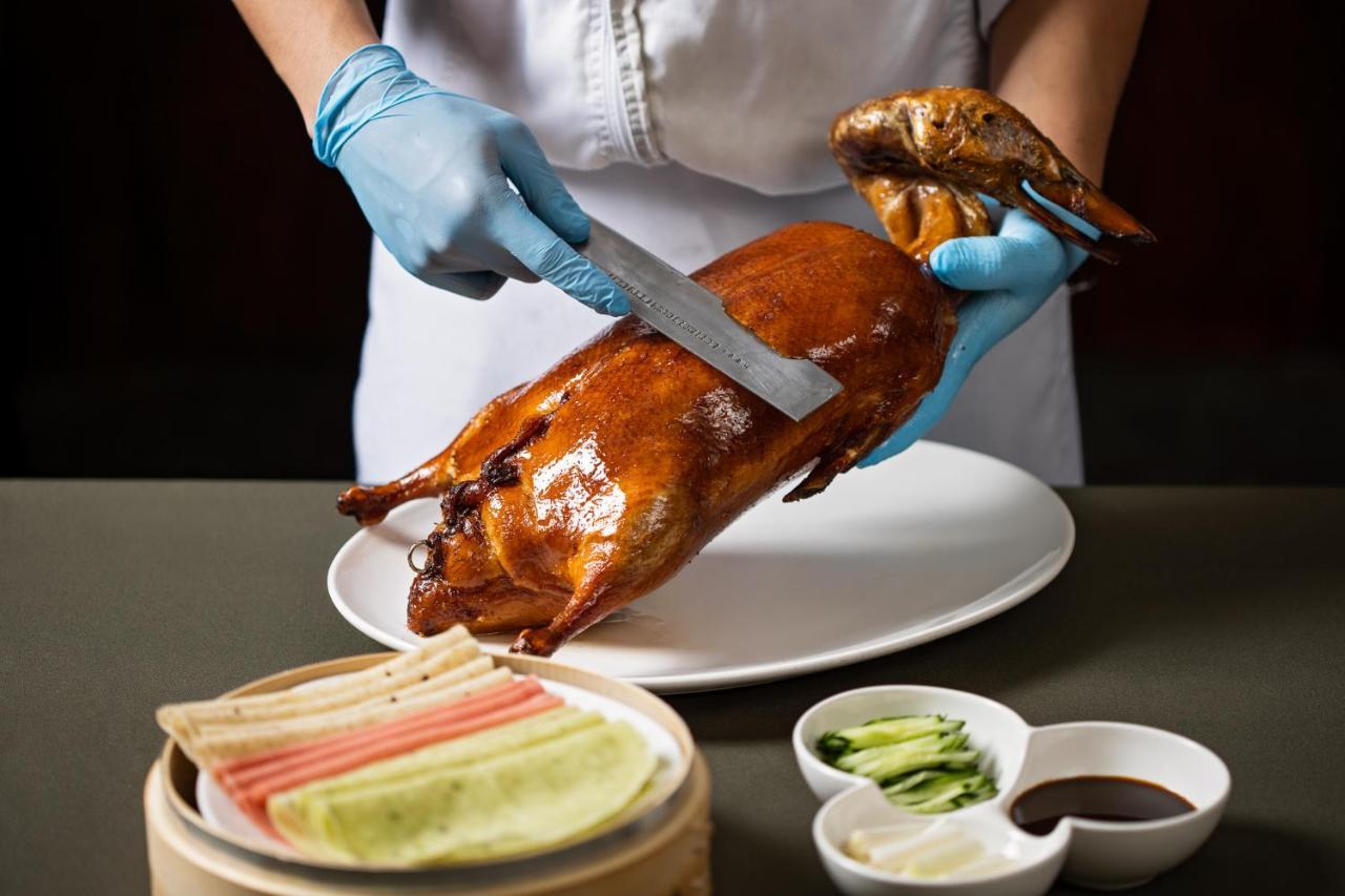 Ambassador Hotel Hsinchu Extérieur photo Peking duck being prepared