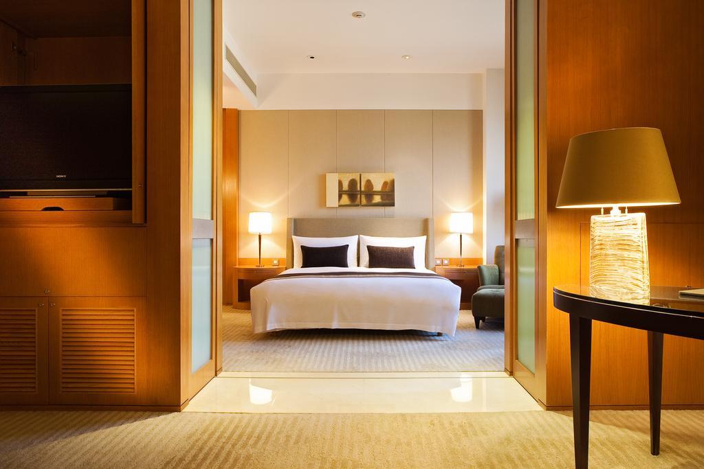 Ambassador Hotel Hsinchu Extérieur photo A bedroom at the Mandarin Oriental, Hong Kong