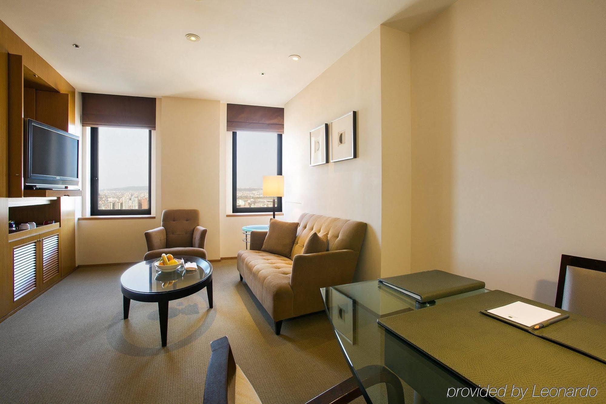 Ambassador Hotel Hsinchu Extérieur photo A typical apartment at the hotel