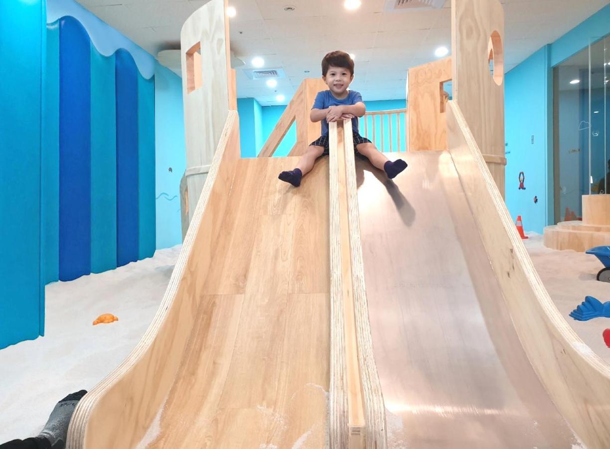 Ambassador Hotel Hsinchu Extérieur photo A child on a slide